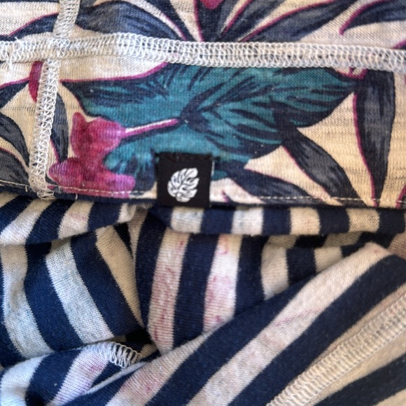 Tommy Bahama Tropical Print LS Top M - Picture 4 of 4